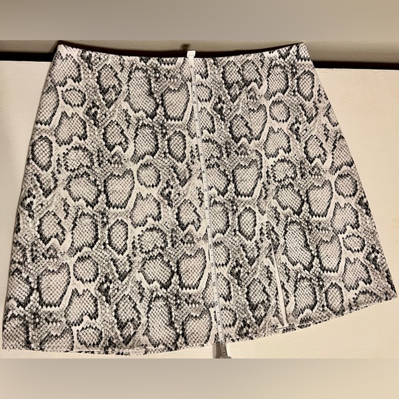 Vici brand white, grey & black snakeskin print mini skirt with slit size Medium - Picture 12 of 14